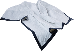 שמיכה על רקע משבצות